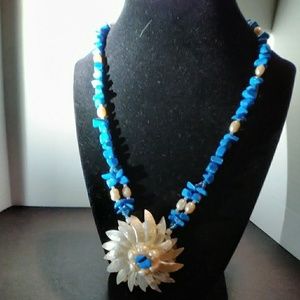 Mother of pearl  and Pearl. Necklace.